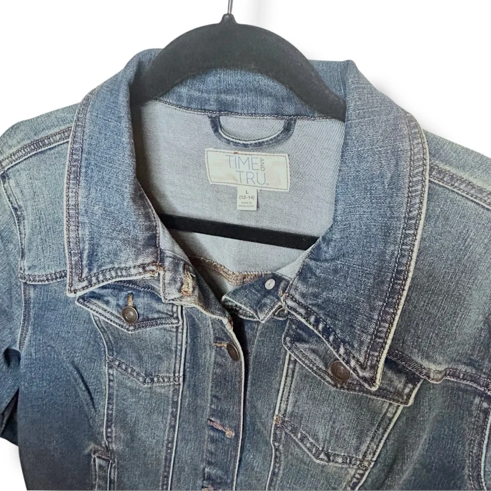 Classic Semi Fitted Medium Wash Blue Jean Jacket Collared Denim Button Up Pocket